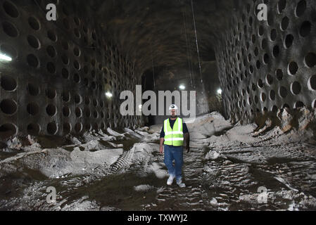 Itzik Behar, Project Engineer, Spaziergänge Vergangenheit teilweise Katakombe Grabstellen in die U-Bahn Tunnel Beerdigung auf dem Friedhof Givat Shaul, Har HaMenuchot, in Jerusalem, Israel, 26. November 2017 errichtet. Wegen Überfüllung und Mangel an Land für Grabstätten in Jerusalem, die religiöse Beerdigung Gesellschaft Chewrah Kaddischa, den Bau der riesigen unterirdischen Grabstätte, die Platz für mehr als 22.000 Gräber zur Verfügung stellen wird. Foto von Debbie Hill/UPI Stockfoto