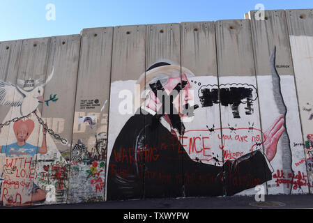 Ein Blick auf die Graffiti von US-Präsident Donald Trump nach Palästinenser über sein Gesicht malte und schrieb "Achtung Herr Pence Sie hier nicht wollte" und "Trump, Jerusalem ist die Hauptstadt von Palästina" auf die israelische Trennmauer in Bethlehem, West Bank, 8. Dezember 2017. Die israelischen Streitkräfte sind in Alarmbereitschaft, nachdem Palästinenser für Tage des Zorns aufgerufen, nachdem US-Präsident Donald Trump erklärt, dass Jerusalem ist die Hauptstadt von Israel. Foto von Debbie Hill/UPI Stockfoto