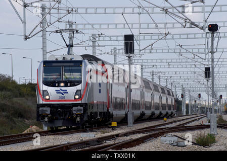 Das Jerusalem - Tel Aviv Express Zug macht einen Test in der Nähe von mishmar Ayalon, Israel, 16. Januar 2018 laufen. Der Zug, der auf elektrische läuft, wird der Betrieb am 30. März und erheblich verringert die Fahrzeit von 78 Minuten auf der alten Linie während des Osmanischen Reiches erbaut, um 28 Minuten auf der neuen Bahn. Der Zug eine Geschwindigkeit von 100 km/h erreichen und durch fünf Tunnels auf dem Weg nach Jerusalem. Foto von Debbie Hill/UPI Stockfoto