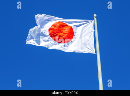 Flagge von Japan winken im Wind gegen den blauen Himmel Hintergrund Stockfoto