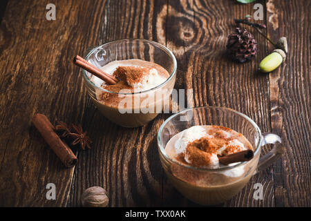 Pumpkin spice Latte garniert mit Sahne und Pumpkin Pie Gewürze im Glas mug Stockfoto