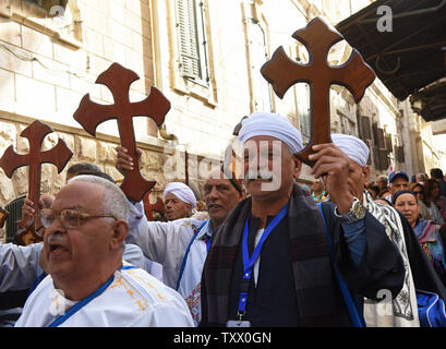 Koptische Orthodoxe Christen, aus Ägypten, tragen Holzkreuze während der orthodoxen Karfreitag Prozession auf der Via Dolorosa, der Weg des Kreuzes, in der Altstadt von Jerusalem Ctiy, 6. April 2018. Die Christen den Weg zu sein, wo Jesus Christus trug sein Kreuz nach Golgatha Gekreuzigten zu sein glaubte. Foto von Debbie Hill/UPI Stockfoto