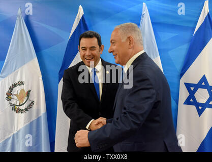 Die guatemaltekische Präsident Jimmy Morales (L) Hände schütteln mit dem israelischen Premierminister Benjamin Netanjahu (R) in seinem Büro in Jerusalem, Israel, 16. Mai 2018. Foto von Debbie Hill/UPI Stockfoto