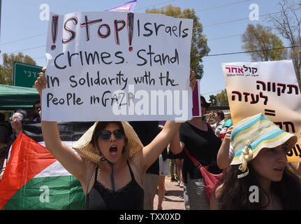 Israelische Demonstranten halten Schilder mit der Aufforderung an die Regierung, das blutvergießen der Palästinenser an Grenze zum Gazastreifen bei einer Demonstration in Yad Mordechai, Israel zu stoppen, in der Nähe des Gazastreifens, 18. Mai 2018. Mehr als 100 Palästinenser durch die israelische Armee in Proteste entlang der Israel-Gaza Grenze in den letzten Wochen getötet worden. Foto von Debbie Hill/UPI Stockfoto