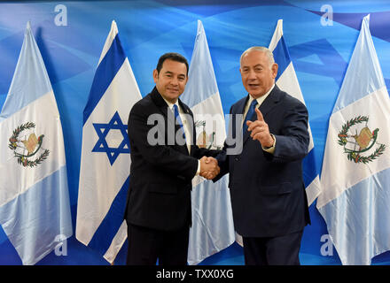 Die guatemaltekische Präsident Jimmy Morales (L) Hände schütteln mit dem israelischen Premierminister Benjamin Netanjahu (R) in seinem Büro in Jerusalem, Israel, 16. Mai 2018. Foto von Debbie Hill/UPI Stockfoto