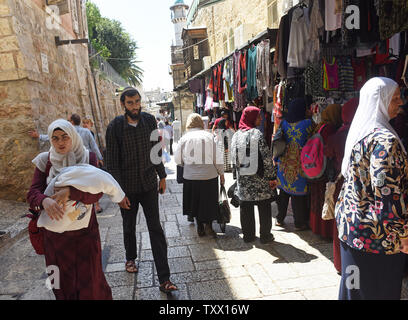 Ein israelisch-jüdische Siedler an Palästinensern in der Altstadt von Jerusalem, Juli 15, 2018. Die israelische Knesset ist diese Woche auf der umstrittenen Nationalstaat Gesetz, das jüdische Werte über die demokratischen priorisieren würde zu stimmen. Der Ultranationalistischen Gesetz erlaubt Israel Gemeinschaften, die durch die Religion oder Nationalität ausgesondert worden sind. Der israelische Premierminister Benjamin Netanjahu ist für das Gesetz, während amerikanische jüdische Führer und gemäßigten Israelischen sagen, es ist ein "Rassistisch und diskriminierend" Rechnung. Foto von Debbie Hill/UPI Stockfoto