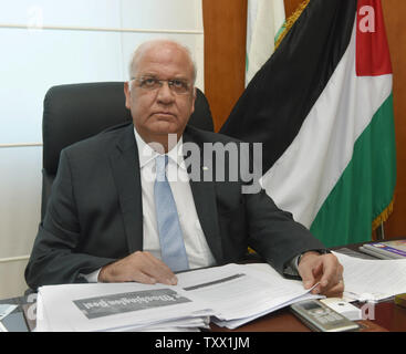 Dr. Saeb Erekat, Generalsekretariat der PLO, Palästinensische Befreiungsorganisation, arbeitet in seinem Büro in der PLO-Hauptquartier in Ramallah, West Bank, 17. September 2018. Nach einem PLO-Anweisung, die US-amerikanischen Behörden erklärten Mitarbeiter des PLO-Büros in Washington, D.C. Geschäftstätigkeit einzustellen, schließen Sie alle Konten und die Räumlichkeiten bis Okt. 13. Die Visa der Palästinensischen Botschafter Roland Zomlot und seine Familie waren von den amerikanischen Behörden und forderte sie zum Verlassen des Landes zu widerrufen. Foto von Debbie Hill/UPI Stockfoto