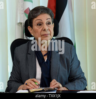 Dr. Hanan Ashrawi, Leiter der Abteilung für Öffentliche Diplomatie und Politik der PLO, Palästinensische Befreiungsorganisation, arbeitet in ihrem Büro in der PLO-Hauptquartier in Ramallah, West Bank, 17. September 2018. Nach einem PLO-Anweisung, die US-amerikanischen Behörden erklärten Mitarbeiter des PLO-Büros in Washington, D.C. Geschäftstätigkeit einzustellen, schließen Sie alle Konten und die Räumlichkeiten bis Okt. 13. Die Visa der Palästinensischen Botschafter Roland Zomlot und seine Familie waren von den amerikanischen Behörden und forderte sie zum Verlassen des Landes zu widerrufen. Foto von Debbie Hill/UPI Stockfoto