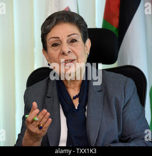 Dr. Hanan Ashrawi, Leiter der Abteilung für Öffentliche Diplomatie und Politik der PLO, Palästinensische Befreiungsorganisation, arbeitet in ihrem Büro in der PLO-Hauptquartier in Ramallah, West Bank, 17. September 2018. Nach einem PLO-Anweisung, die US-amerikanischen Behörden erklärten Mitarbeiter des PLO-Büros in Washington, D.C. Geschäftstätigkeit einzustellen, schließen Sie alle Konten und die Räumlichkeiten bis Okt. 13. Die Visa der Palästinensischen Botschafter Roland Zomlot und seine Familie waren von den amerikanischen Behörden und forderte sie zum Verlassen des Landes zu widerrufen. Foto von Debbie Hill/UPI Stockfoto