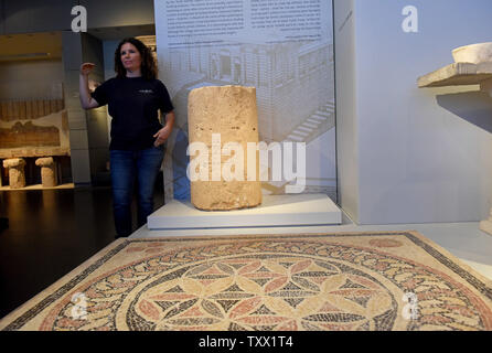 Danit Levy, Israel Antiquities Authority Ausgrabung Manager, steht bei dem Stein Spalte mit einer 2.000 Jahre alten Stein Inschrift drum, dating zu der Zeit des Zweiten Tempels (1. Jahrhundert), das von der Israel Antiquities Authority und das Israel Museum bei einer Pressekonferenz im Israel Museum in Jerusalem, 9. Oktober 2018 vorgelegt. Die eindeutige Beschriftung der Erste ist die vollständige Schreibweise von Jerusalem zu zeigen, wurde ausgegraben in Jerusalem während einer Ausgrabung, vor dem Bau einer neuen Straße. Die steinsäule Trommel, in der Römischen Struktur wiederverwendet, in hebräischen Buchstaben, die typisch für die Secon geschrieben Stockfoto