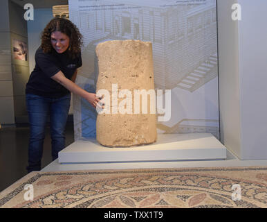 Danit Levy, Israel Antiquities Authority Ausgrabung Manager, berührt die Steinsäule Trommel mit einer 2.000 Jahre alten Stein Inschrift, dating zu der Zeit des Zweiten Tempels (1. Jahrhundert), das von der Israel Antiquities Authority und das Israel Museum bei einer Pressekonferenz im Israel Museum in Jerusalem, 9. Oktober 2018 vorgelegt. Die eindeutige Beschriftung der Erste ist die vollständige Schreibweise von Jerusalem zu zeigen, wurde ausgegraben in Jerusalem während einer Ausgrabung, vor dem Bau einer neuen Straße. Die steinsäule Trommel, in der Römischen Struktur wiederverwendet, in hebräischen Buchstaben, die typisch für die zweite schriftliche Stockfoto