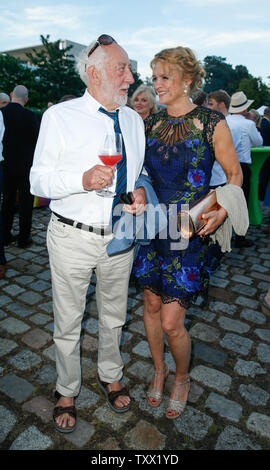 25. Juni 2019, Berlin: Dieter Hallervorden und seine Freundin Christiane Zander feiern an der Partei der Erzeuger der Allianz deutscher Produzenten - Film und Fernsehen e.V. im Tipi am Kanzleramt. Foto: Gerald Matzka/dpa-Zentralbild/ZB Stockfoto