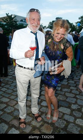 25. Juni 2019, Berlin: Dieter Hallervorden und seine Freundin Christiane Zander lachen bei dem Hersteller Festival der Allianz deutscher Produzenten - Film und Fernsehen e.V. im Tipi am Kanzleramt. Foto: gerlad Matzka/dpa-Zentralbild/dpa Stockfoto