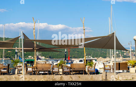 Strand mit Sonnenschirmen und Liegestühlen, bereit für den Sommer. Kroatien Opatija. Stockfoto