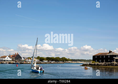 Mudeford Quay und Mudeford Spit (mudeford Sandbank, Mudeford Strand) vom 'Run' unterteilt, wie der Fluss Stour entspricht den Solent/Englischen Kanal Stockfoto