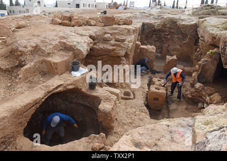 Arbeiter von der Israel Antiquities Authority reinigen Sie den Bereich von einer 2000 Jahre alten Olivenpresse Website von einem jüdischen Dorf aus dem Hasmonean Periode in der arabischen Nachbarschaft von sharafat in Jerusalem, 27. März 2019. Die Ausgrabungen haben die extravaganten Beerdigung Immobilien, eine Olivenpresse, rituelle Bäder, Mikwe offenbart, und ein Taubenschlag. Foto von Debbie Hill/UPI Stockfoto