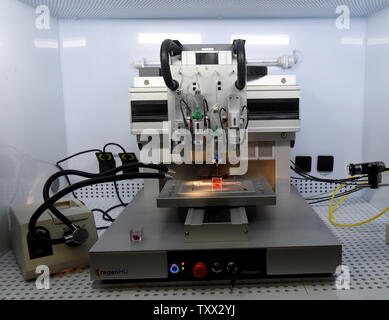 Ein 3D-Drucker druckt, was Israelische Wissenschaftler Professor Tal Dvir sagt, ist das weltweit erste 3D-engineered Herzen gedruckt Vaskularisierten, in einem Labor in der Universität von Tel Aviv, Tel Aviv, Israel, 15. April 2019. Tel Aviv University Wissenschaftler die Verwendung menschlicher Gewebe und Zellen des Patienten und Materialien, die ein 3D-ganzen Herzen mit Zellen, Blutgefäße, Vorhöfe und Kammern zu drucken. Foto von Debbie Hill/UPI Stockfoto