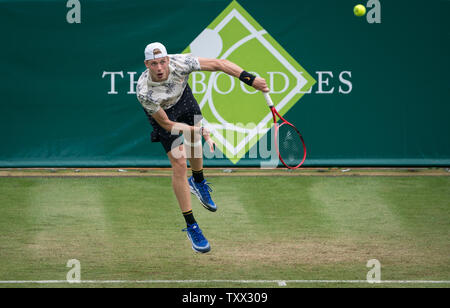 Slough, Großbritannien. 25. Juni 2019. Denis Shapovalov von Kanada während der BOODLES TENNIS 2019 Veranstaltung im Stoke Park, Slough, England am 25. Juni 2019. Foto von Andy Rowland. Credit: PRiME Media Images/Alamy leben Nachrichten Stockfoto