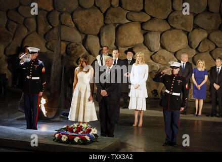 Weiße Haus senior Advisor Jared Kushner (L), Ivanka Trump (C), First Lady Melania Trump (Front L) US-Präsident Donald Trump (vorn R), Israels Premierminister Benjamin Netanjahu (3 l), seine Frau Sara (2 L) und Vorsitzender der Gedenkstätte Yad Vashem, Avner Shalev, Teilnahme an einer Kranzniederlegung Zeremonie bei einem Besuch in der Gedenkstätte Yad Vashem Museum, zum Gedenken an die sechs Millionen Juden durch die Nazis im Zweiten Weltkrieg getötet, am 23. Mai 2017 in Jerusalem. Foto von Gali Yibbon/UPI Stockfoto