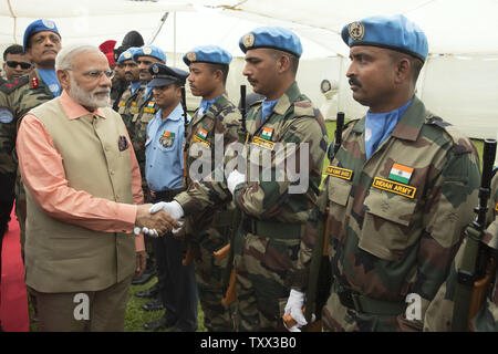 Indische Ministerpräsident Narendra Modi begrüßt die Mitglieder der Indischen Kontingent der UNIFIL (United Nations Interim Force in Lebanon) bei einem Besuch in der indischen Armee Friedhof des Ersten Weltkrieges zu den indischen Soldaten gefallen ehren, die in der israelischen Küstenstadt Haifa, am 6. Juli 2017. Dies ist der letzte Tag von seinem Besuch in der jüdische Staat, der erste, der von einem indischen Premier. Foto von Jack Guez/UPI Stockfoto