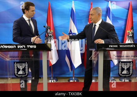 Der israelische Premierminister Benjamin Netanjahu (R) schüttelt Hände mit österreichischen Kanzler Sebastian Kurz während der Pressekonferenz im Büro des Premierministers in Jerusalem, 11. Juni 2018. Pools Foto von Ammar Awad/UPI Stockfoto