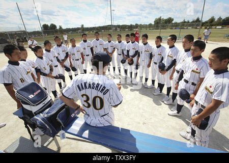 Japan Trainer Sado Nakashiro spricht mit seinen Spielern vor dem ersten Spiel der McHenry County Youth Sports Association des 23. jährlichen 15-Year-old Internationale Meisterschaft am 1. August 2015 in Crystal Lake, Illinois. Japan verloren nach Los Lomas Potros 6-4 in ihrem ersten Spiel aber schlugen Sie 3-2 im zweiten Spiel um die Meisterschaft zu gewinnen. Foto von John konstantaras/UPI Stockfoto