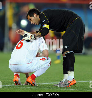 Carlos Carmona von Chile ist von Team getröstet-mate Claudio Bravo in Vollzeit nach der FIFA WM Runde 16 Spiel im Ellis Park in Johannesburg, Südafrika am 28. Juni 2010. UPI/Chris Brunskill Stockfoto