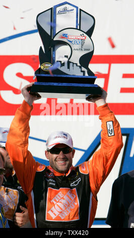 Tony Stewart Aufzüge Trophäe des Siegers nach Einnahme der USG Sheetrock 400 an der Chicagoland Speeday in Joliet, Illinois am 15. Juli 2007. Es ist Stewarts erster Sieg der Saison und das 30. seiner Karriere. (UPI Foto/Markierung Cowan) Stockfoto