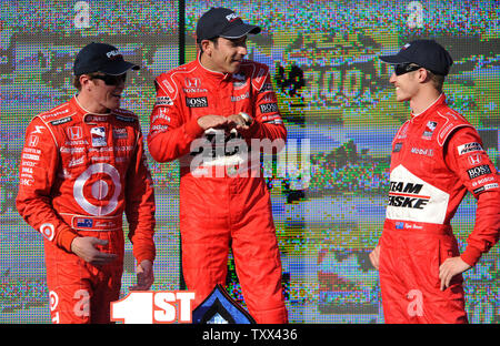 Helio Castroneves (C), Sieger der Peak 300 Gespräche mit Team Penske Mannschaftskameraden Ryan Briscoe, die im dritten kam, über das Ende des Rennens, als sie den zweiten Platz und finisher Scott Dixon (L) auf dem Podium an der Chicagoland Speedway wurden am 7. September 2008 in Joliet, Illinois. Dixon gewann auch in der IRL-Meisterschaft. (UPI Foto/Darrell Hoemann) Stockfoto