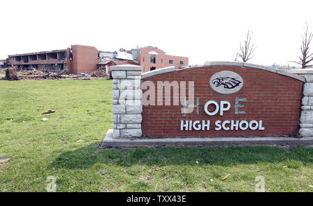 Joplin High School hat einen neuen Namen dank Gaffersklebeband in Joplin, Missouri am 8. Juni 2011. Die Stadt weiter entfernt Rückstände von den verheerenden Mai 22 Tornado zerstört, um deutlich zu machen, dass Tausende von Haushalten und Unternehmen und tötete 141 Menschen. UPI/Rechnung Greenblatt Stockfoto