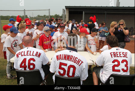 St. Louis Cardinals Spieler Kyle McClellan, Adam Wainwright und David Freese Autogramme für Kinder nach der Enthüllung ein neues Logo in Joplin, Missouri am 8. Juni 2011, die für die bevorstehende I-70 Reihe zwischen den Kardinälen und den Kansas City Royals in St. Louis auf Juni 17-19 verwendet wird. Die Veranstaltungen werden zugunsten der Opfer der verheerenden Mai 22 Tornado, Tausende Häuser und Geschäfte zerstört und tötete 145 Menschen in Joplin, Missouri. UPI/Rechnung Greenblatt Stockfoto