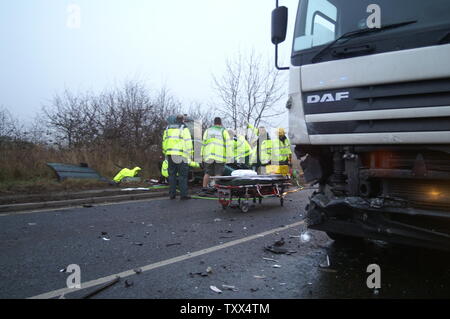 Sanitäter bei Lkw-crash Stockfoto