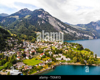 Luftaufnahme auf Walensee (Walensee) in Weesen, in der Nähe verläuft durchgehend, Amden. Kanton St. Galen, Glarus, Schweiz. Stockfoto