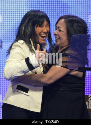 Buffy Sainte-Marie (L) feiert mit Moderator Elaine Bomberry von Aborigines Television Network (APTN) nach dem Gewinn der Aborigines Album des Jahres Award 2009 JUNO Gala Abendessen und Preise im Westin Bayshore Hotel in Vancouver, British Columbia, 28. März 2009. (UPI Foto/Heinz Ruckemann) Stockfoto