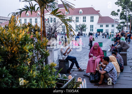 Mai 26, 2018, Jakarta, Indonesien - Menschen am Taman Fatahillah Square in der Alten Stadt Jakarta. (Bild: © Victor Kruchinin/SOPA Bilder über ZUMA Draht) Stockfoto