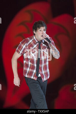 Sänger Pierre Bouvier führt mit seiner Band Simple Plan während der 2009 Juno Awards, GM Place in Vancouver, British Columbia, 29. März 2009. (UPI Foto/Heinz Ruckemann) Stockfoto