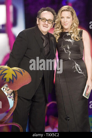 Musiker Elvis Costello (L) und Diana Krall präsentiert die Gruppe des Jahres Award 2009 Juno Awards, GM Place in Vancouver, British Columbia, 29. März 2009. (UPI Foto/Heinz Ruckemann) Stockfoto