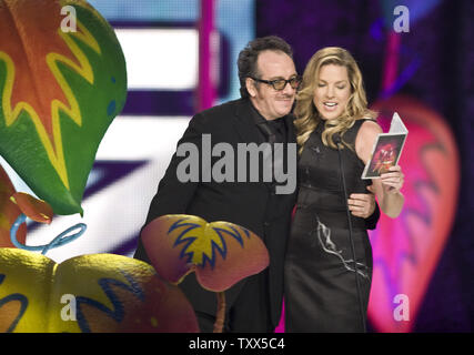 Musiker Elvis Costello (L) und Diana Krall präsentiert die Gruppe des Jahres Award 2009 Juno Awards, GM Place in Vancouver, British Columbia, 29. März 2009. (UPI Foto/Heinz Ruckemann) Stockfoto