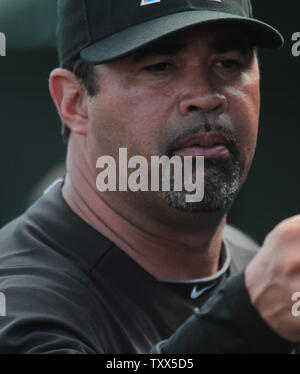 Miami Marlins Manager Ozzie Guillen Trainer Spieler während des Spring Training zwischen den Miami Marlins und die New York Mets am März 15, 2012 Roger Dean Stadion in Jupiter, Florida. Die Miami Marlins schlugen die New York Mets 3-1. UPI/Susan Knowles Stockfoto