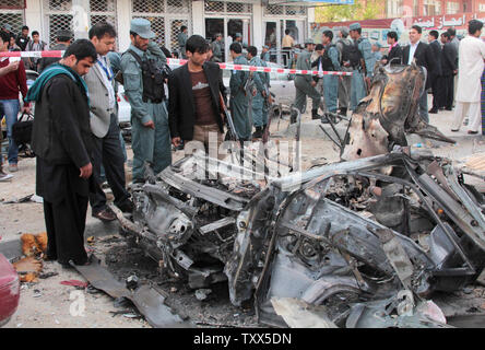 Afghanistan Militär sichern Battle Zone, wie Sie die Kontrolle über Kabul am 16. April 2012 wieder, nach einer 18-stündigen Angriff der Taliban auf die Hauptstadt Kabul, die gelähmt Regierungsviertel und Links 36 Aufständischen tot. Der afghanische Präsident Hamid Karsai die Schuld der NATO und das afghanische Militär für den Mangel an Intelligenz, um den Angriff zu geschehen. UPI Stockfoto