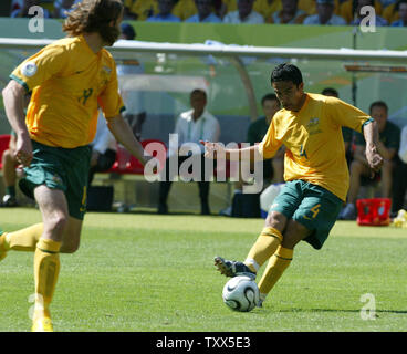 Australiens Tim Cahill (4) kickt den Ball ins Tor im Fußball-WM-Aktion in Kaiserslautern, Deutschland am 12. Juni 2006. Australien besiegte Japan 3-1. (UPI Foto/Arthur Thill) Stockfoto