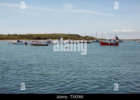 Boote bis in die Gewässer des Flusses Stour an der Küste von mudeford Spucken, in der Nähe von Christchurch Harbour in Dorset Stockfoto