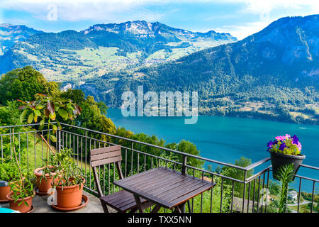 Aussicht auf Walensee (Walensee), Amden, verläuft durchgehend von Obstalden. Kanton St. Galen, Glarus, Schweiz. Stockfoto