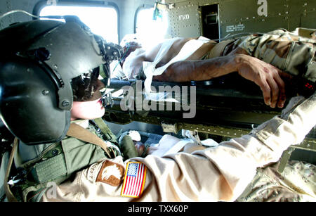 Flug Medic SGT Jessica Vardon behandelt die irakische Armee Soldat auf dem Weg zur Bekämpfung Krankenhaus in Bagdad, Irak am 19. Mai 2005. (UPI Foto/Ken James) Stockfoto