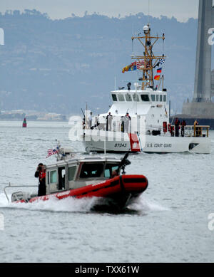 Eine US Coast Guard Cutter mit Prince Charles, Fürst von Wales, und seine Frau Camilla, Herzogin von Cornwall onboard Kreuze San Francisco Bay auf dem Weg zum San Francisco Ferry Building für eine Konferenz in San Francisco am 7. November 2005. (UPI Foto/Ken James) Stockfoto