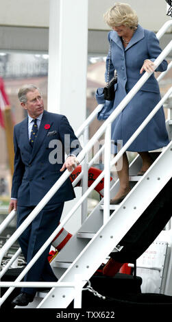 Prinz Charles, Prinz von Wales, und seine Frau Camilla, Herzogin von Cornwall Aussteigen aus einem US Coast Guard Cutter am San Francisco Ferry Building ein umwelt-Konferenz in San Francisco am 7. November 2005 zu besuchen. (UPI Foto/Ken James) Stockfoto