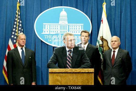 Verfolger Patrick Dixon (L-R), John Monaghan, Bezirksstaatsanwalt für Los Angeles County, leitender Staatsanwalt David Walgren, und Ron Bowers erscheinen auf einer Pressekonferenz nach einer privaten milde Anhörung mit dem Gouverneur von Kalifornien Arnold Schwarzenegger im Falle der Todesreihe Insasse Stanley Williams, am State Capitol in Sacramento, Kalifornien, am 8. Dezember 2005. Williams, ein Gründungsmitglied der tödlichen Crips gang, soll im Staatsgefängnis San Quentin in der kommenden Woche ausgeführt werden. (UPI Foto/Ken James) Stockfoto