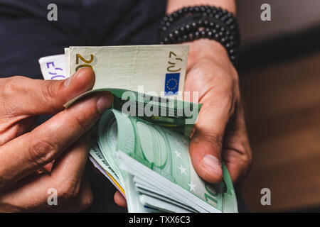 Man Hände zählen große Menge Währung Euro Bargeld Euro-Banknoten Stockfoto