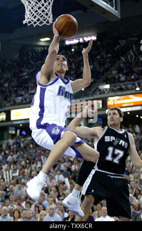 Sacramento Kings guard Kevin Martin Drives zum Korb, gegen die San Antonio Spurs guard Brent Barry, an der Arco Arena in Sacramento, Kalifornien, am 30. April 2006. Die Könige schlagen die Spurs 102-84, in Spiel 4 der Endspiele. (UPI Foto/Ken James) Stockfoto