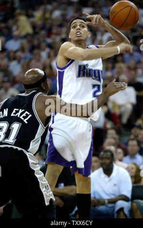 Sacramento Kings guard Kevin Martin, San Antonio Spurs guard Nick Van Exel, an der Arco Arena in Sacramento, Kalifornien, am 28. April 2006. Die Könige 94-93 schlagen die Spurs in Spiel 3 der Endspiele. (UPI Foto/Ken James Stockfoto
